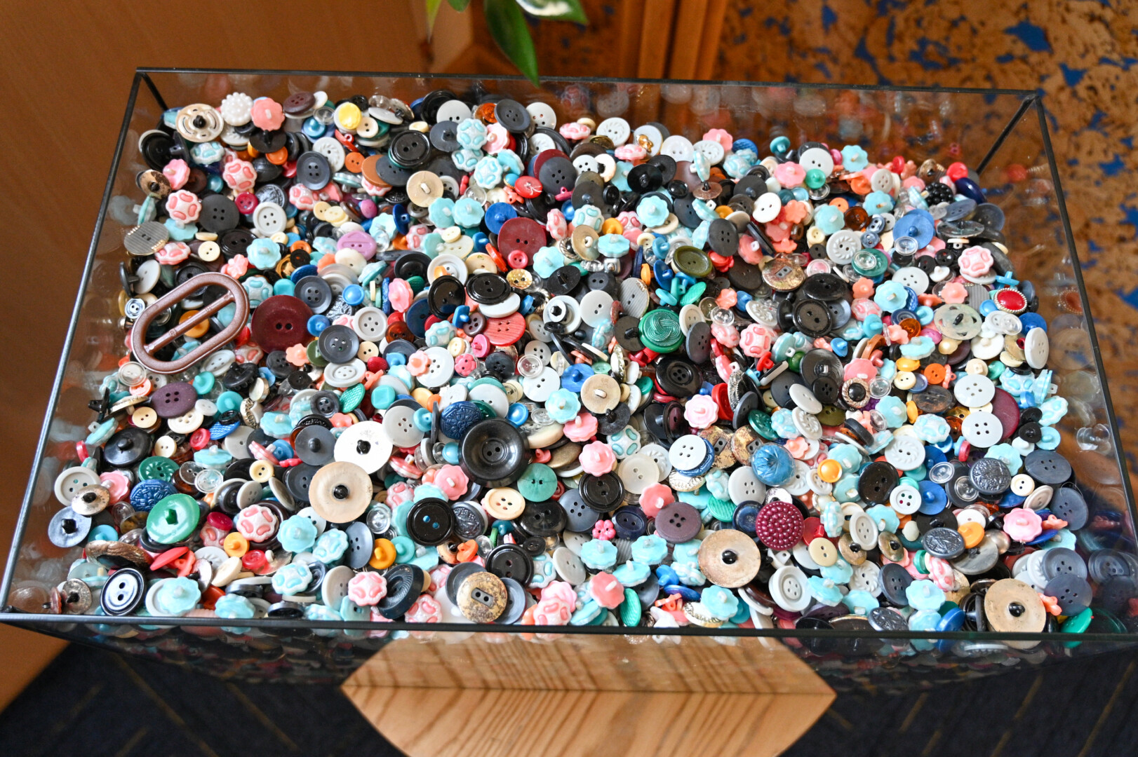 Smėlynės bibliotekos sagų bankas toks populiarus, kad darbuotojos indėlius skaičiuoja nebe vienetais, o litrais. P. ŽIDONIO nuotr. 