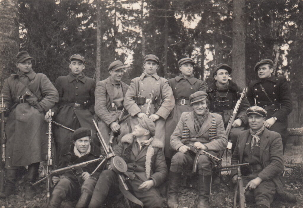 Beveik dešimtmetį trukusio ginkluoto pasipriešinimo sovietams pradžioje už Lietuvos laisvę kovoję partizanų būriai nevengė stoti į atvirus mūšius su okupantais. Tokių masyvių kautynių, kai susiremdavo keli šimtai kovotojų, yra regėjęs ir Panevėžio kraštas. Liejantis kraujui greitai suvokta: kad atsilaikytų prieš nesulyginamai didesnes priešo metamas pajėgas, būtina keisti taktiką.