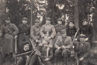 Beveik dešimtmetį trukusio ginkluoto pasipriešinimo sovietams pradžioje už Lietuvos laisvę kovoję partizanų būriai nevengė stoti į atvirus mūšius su okupantais. Tokių masyvių kautynių, kai susiremdavo keli šimtai kovotojų, yra regėjęs ir Panevėžio kraštas. Liejantis kraujui greitai suvokta: kad atsilaikytų prieš nesulyginamai didesnes priešo metamas pajėgas, būtina keisti taktiką.