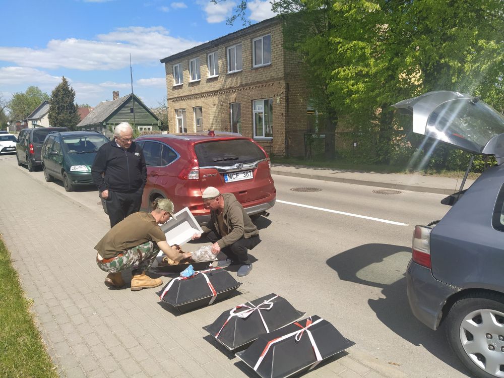 Partizanų palaikų ieškančių istorikų tikslas – ne tik grąžinti kovotojų amžinojo poilsio vietas istorijai, bet ir jų dešimtmečiais ieškojusiems artimiesiems. 2023-iųjų gegužė, Liepalingis, fone – buvęs NKVD (MGB) pastatas. LGGRTC nuotr.