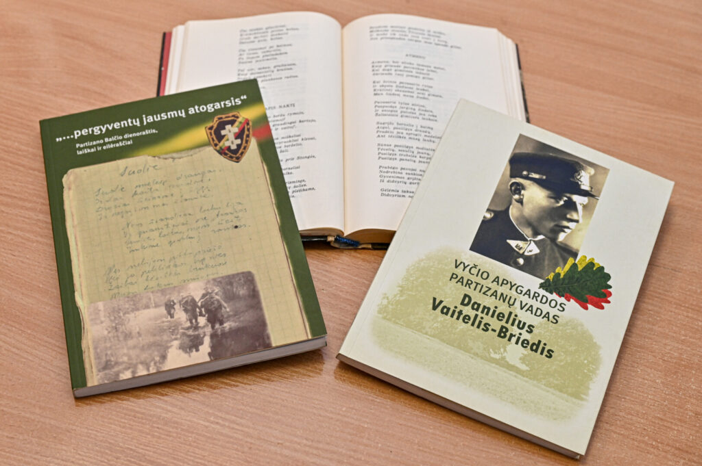 Nuo pat gimimo kiekvieno lietuvio gyvenime skambėjusios dainos partizanų kartą išlydėjo ir į miškus. Jos teikė stiprybės sunkiausiais pasipriešinimo sovietiniams okupantams metais, tapdavo išgyvenimų metraščiais ir laisvės šaukliais užgrobtai tautai.