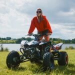 Nepažįstantieji panevėžietės Viktorijos Repečkaitės vargu ar patikėtų, kad ši labai moteriška, žavi 30-metė motokroso trasoje yra bebaimė, kuriai nė motais iš po ratų skriejantis purvas ir dulkių kamuoliai bei neretai traumomis pasibaigiantys skaudūs kryčiai nuo keturračio.