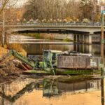 Panevėžyje praeivius šią savaitę ne juokais išgąsdino jau sutemus Nevėžio upėje ties Smėlynės gatvės tiltu valtyje pasišviesdami prožektoriais naršantys vyrai.