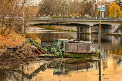 Panevėžyje praeivius šią savaitę ne juokais išgąsdino jau sutemus Nevėžio upėje ties Smėlynės gatvės tiltu valtyje pasišviesdami prožektoriais naršantys vyrai.