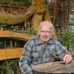 Į 85-uosius žengiantis Kęstutis Rudis ką tik baigė drožti šeimą. Kompoziciją, kurioje šalia žmonių įkurdino ir medinį šunį su katinu, pastatė sodininkų bendrijos „Sodžius“ matomiausioje vietoje – prie skelbimų lentos.