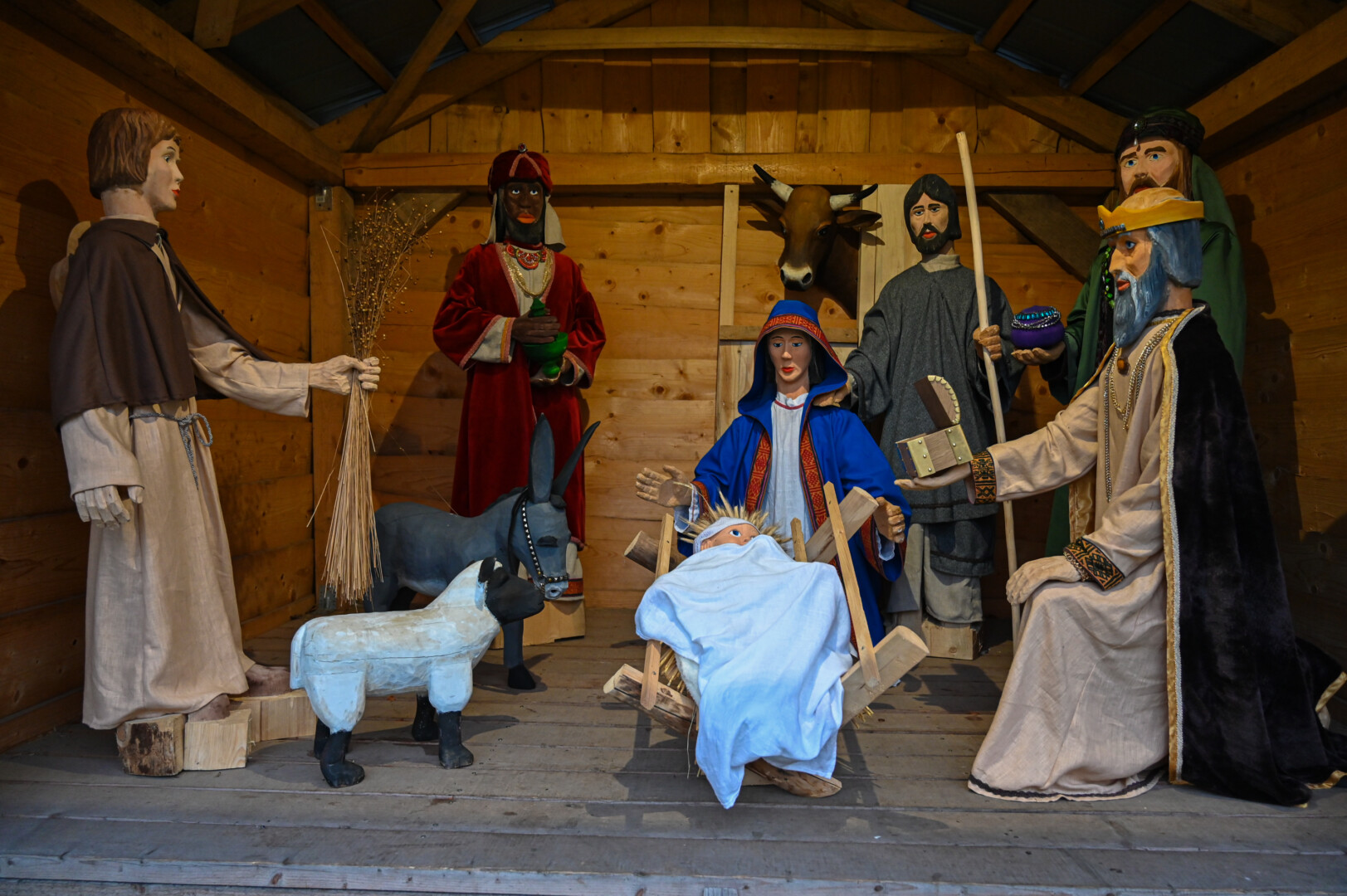 Panevėžys – vienas iš nedaugelio šalies miestų, kuriame po atviru dangumi stovi prakartėlė su išdrožtais bibliniais personažais. P. ŽIDONIO nuotr.