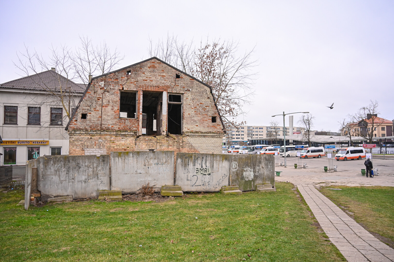 Maždaug prieš metus šį vaiduoklį nupirkę verslininkai bando jį parduoti, o nepavykus žada patys imtis statybų. P. ŽIDONIO nuotr.
