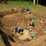 Miškai ir nuošalios sodybos iki šiol slepia svarbų ginkluotojo pasipriešinimo sovietiniams okupantams kovų palikimą – partizanų bunkerius. Archeologams kol kas pavyko ištirti mažiau nei dešimtį tokių objektų, tačiau surinkti duomenys apie kovotojų už Lietuvos nepriklausomybės susigrąžinimą kasdienybę, buitį, o kartais – ir paskutines gyvenimo valandas neįkainojami.