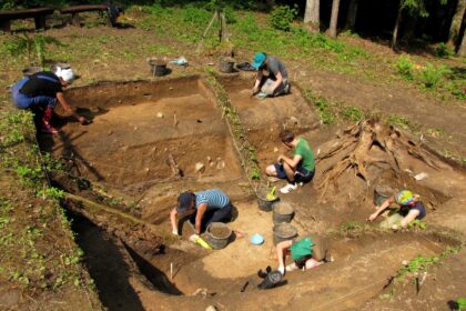 Miškai ir nuošalios sodybos iki šiol slepia svarbų ginkluotojo pasipriešinimo sovietiniams okupantams kovų palikimą – partizanų bunkerius. Archeologams kol kas pavyko ištirti mažiau nei dešimtį tokių objektų, tačiau surinkti duomenys apie kovotojų už Lietuvos nepriklausomybės susigrąžinimą kasdienybę, buitį, o kartais – ir paskutines gyvenimo valandas neįkainojami.