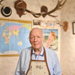 Panevėžietis Jonas Giedrys sulaukęs 88-erių pats sau netikėtai tapo prijuosčių siuvėju. Ir dar kokių! Dailiausiai sukirptų, išpuoštų aplikacijomis.