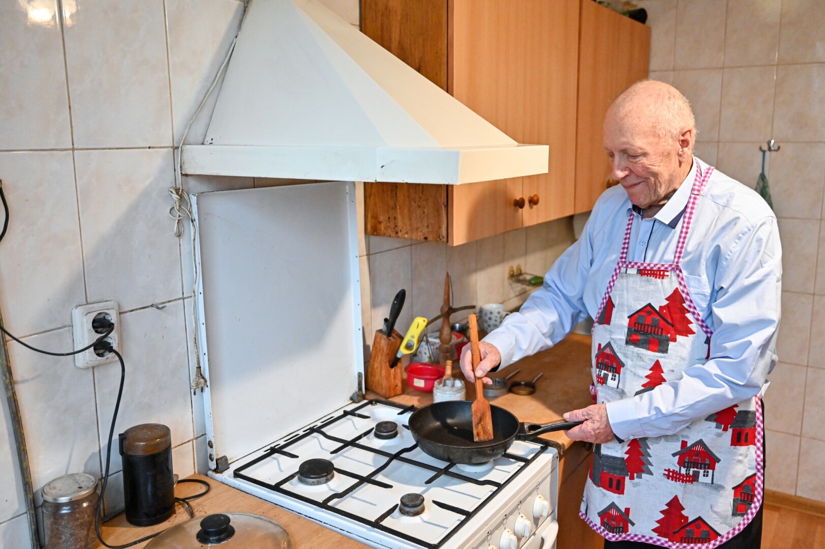 Jonas Giedrys virtuvėje visada dėvi tik paties siūtą prijuostę. G. KARTANO nuotr.