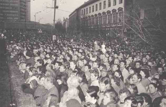 Panevėžio dramos teatro susirinkusi panevėžiečių minia laukia tautinės trispalvės pakėlimo. PANEVĖŽIO KRAŠTOTYROS MUZIEJAUS rinkinių nuotr. 