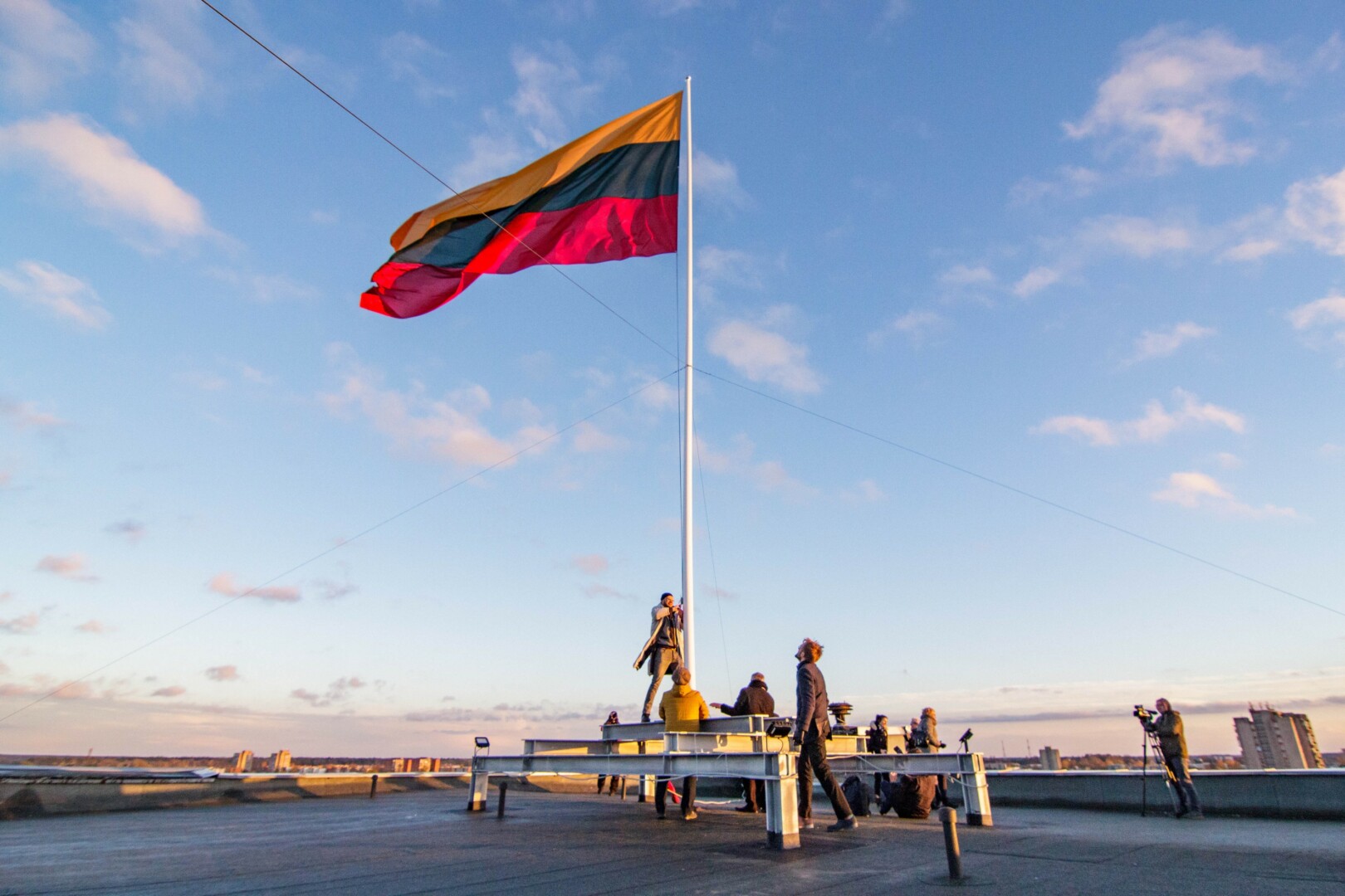 2018-ųjų spalį virš Panevėžio suplevėsavo įspūdingo dydžio trispalvė – toje pačioje vietoje, kaip tris dešimtmečius buvo nusprendę miesto žmonės: ant Juozo Miltinio teatro. PB ARCHYVO nuotr.