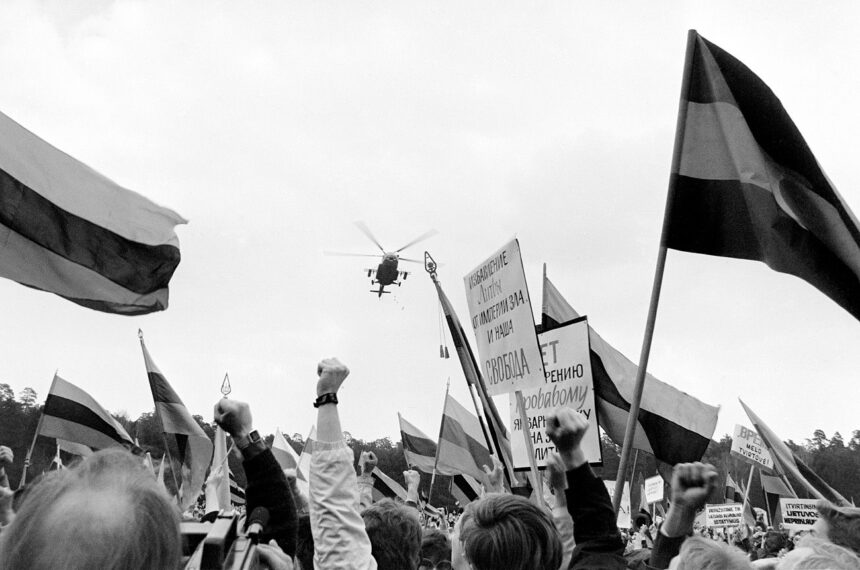 Lietuvai 1990 metų kovo 11-ąją paskelbus apie atkurtą nepriklausomybę, atsako ilgai laukti neteko. Iš Sovietų Sąjungos gniaužtų ištrūkusiai valstybei smogta ekonomine blokada.