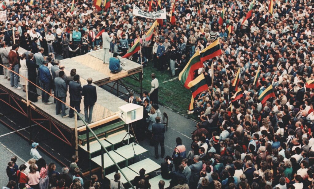 „Aukštaitijos“ sporto rūmų stadionas panevėžiečiams mena ne tik sirgalių aistras kaitinančias futbolo rungtynes. Tiek žmonių, kiek susirinko 1988 metų rugsėjo 11-ąją, šis stadionas daugiau niekada nėra regėjęs: tądien apie trisdešimt tūkstančių panevėžiečių jame vienu balsu skandavo „Lie-tu-va“.