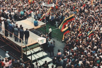 „Aukštaitijos“ sporto rūmų stadionas panevėžiečiams mena ne tik sirgalių aistras kaitinančias futbolo rungtynes. Tiek žmonių, kiek susirinko 1988 metų rugsėjo 11-ąją, šis stadionas daugiau niekada nėra regėjęs: tądien apie trisdešimt tūkstančių panevėžiečių jame vienu balsu skandavo „Lie-tu-va“.