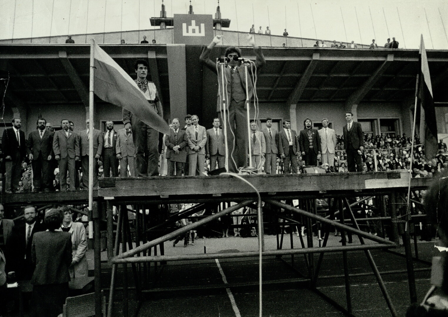 1988 metų rugsėjo 11-osios mitinge chorvedys, muzikos mokytojas Jonas Grubliauskas pirmą kartą dirigavo Sporto rūmų stadione tūkstančiams susirinkusių panevėžiečių atliekant „Tautišką giesmę“. PANEVĖŽIO KRAŠTOTYROS MUZIEJAUS fondų nuotr.