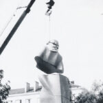 Lietuvai išsivadavus iš sovietinės okupacijos pančių, jos miestų aikštėse vienas paskui kitą griuvo ir SSRS įkūrėjo, bolševizmo pradininko Vladimiro Lenino paminklai.