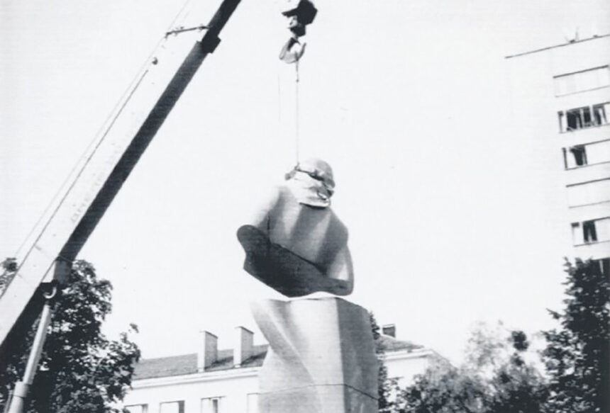 Lietuvai išsivadavus iš sovietinės okupacijos pančių, jos miestų aikštėse vienas paskui kitą griuvo ir SSRS įkūrėjo, bolševizmo pradininko Vladimiro Lenino paminklai.