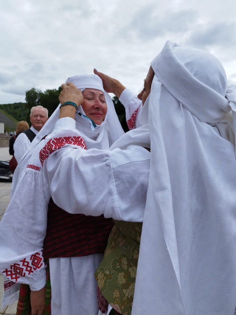 Folkloriniam moterų ansambliui vadovaujanti Jolanta Karaliūnienė pernykštėje Dainų šventėje. ASMENINIO ALBUMO nuotr.