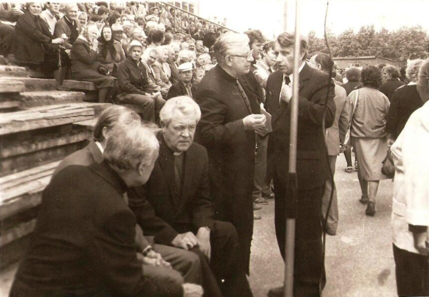 Panevėžietis, Nepriklausomybės Akto signataras Julius Beinortas su žmona Vida dar giliu sovietmečiu priklausė žygeiviams, kurie priešinosi sovietų sąjungos primestai santvarkai, istorijos faktų iškraipymui, papročių, tautos praeities paminklų niokojimui bei naikinimui. Prasidėjus Atgimimui, natūralu, kad J. Beinortas tapo vienu pirmųjų, pasirinkusių Sąjūdžio kelią.