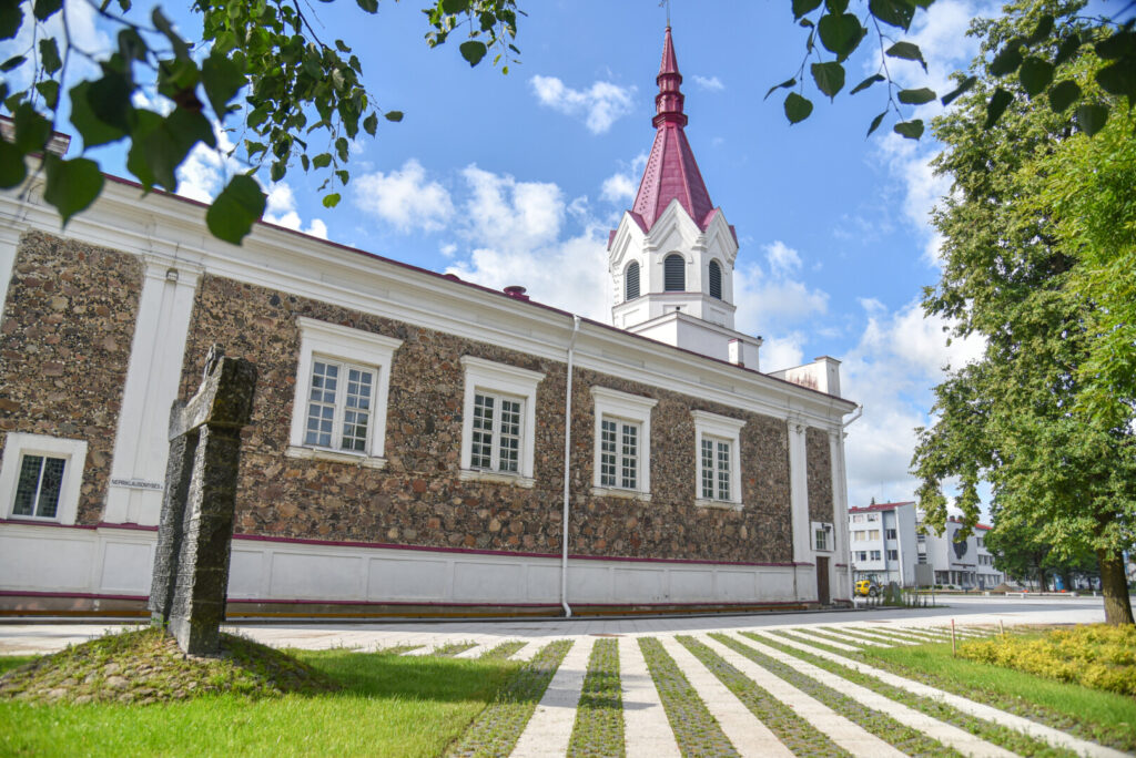 Katalikų bažnyčia sovietmečiu buvo likusi vienintele institucija, kurios sovietinis režimas taip ir neįstengė visiškai kontroliuoti. Dvasininkai buvo tie, kurie iš sakyklų pasakojo kitokią Lietuvos istoriją, kalbėjo apie kitokį gyvenimą, nei bruko sovietinė valdžia.
