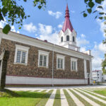 Katalikų bažnyčia sovietmečiu buvo likusi vienintele institucija, kurios sovietinis režimas taip ir neįstengė visiškai kontroliuoti. Dvasininkai buvo tie, kurie iš sakyklų pasakojo kitokią Lietuvos istoriją, kalbėjo apie kitokį gyvenimą, nei bruko sovietinė valdžia.