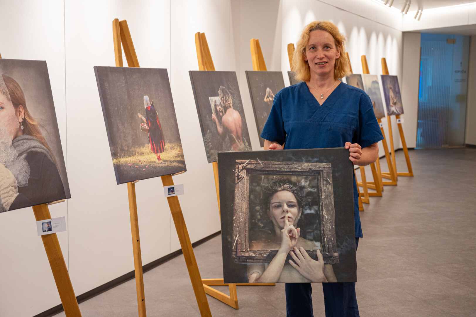 Pirmoji gydytojos paroda leidžia pažvelgti į pasaulį per jos fotografijos objektyvą. Kiekvienas kūrinys – tarsi mistinės pasakos siužetas, susidedantis iš mažų detalių. P. ŽIDONIO nuotr.