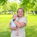 Ar meilė gali pakeisti pasaulį? Laikinąja globėja ne vienerius metus dirbančios Dangyros Meškinienės ir jos sutuoktinio Arūno istorija liudija, kad tikra meilė geba daug daugiau: padeda užgydyti net ir skaudžiausias žaizdas, leidžia vėl pasitikėti žmogumi ir pasauliu.