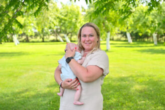 Ar meilė gali pakeisti pasaulį? Laikinąja globėja ne vienerius metus dirbančios Dangyros Meškinienės ir jos sutuoktinio Arūno istorija liudija, kad tikra meilė geba daug daugiau: padeda užgydyti net ir skaudžiausias žaizdas, leidžia vėl pasitikėti žmogumi ir pasauliu.