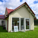 Nedideliame Panevėžio rajono kaime, Ėriškiuose, vyksta savotiškas eksperimentas. Vietiniai vis rečiau ieško naujų pirkinių, o vis dažniau – pamirštų daiktų savo spintose, sandėliukuose ar indaujose. Jau mėnesį kaimo gyvenimą keičia kartą per savaitę duris atveriantis stiklinis mainų namelis – vieta, kur seni daiktai randa naujus šeimininkus. Taip kaimas nusprendė pasistengti gyventi kitaip: mažiau pirkti, daugiau dalintis ir net per daiktus sugrįžti vieni pas kitus.