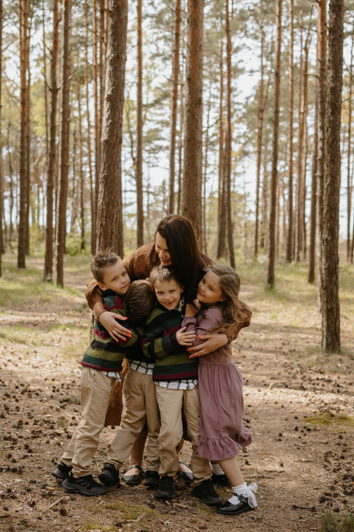 Visi keturi vaikai, nors ir neišskiriami, pasak jų mamos, išties labai skirtingi. ZALIA.PHOTOGRAPHY nuotr.