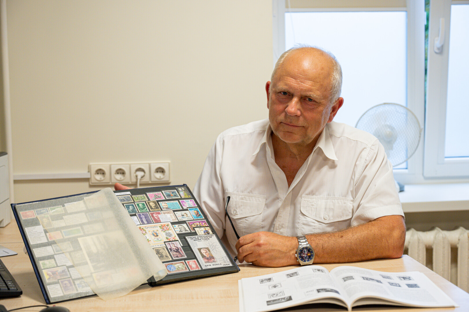 Chirurgija ir filatelija – du pasauliai, kuriuos gydytojas Remigijus Samuolis sujungė į vieną. P. ŽIDONIO nuotr.