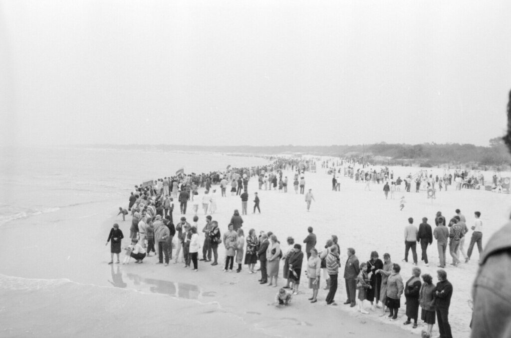 1988-ųjų rugsėjo 3 dieną surengta ekologinė akcija „Apkabinkime Baltiją“ tapo tarsi repeticija po metų įvyksiančiam Baltijos keliui. ŠAM T–F 7042, Šiaulių „Aušros“ muziejus. LIMIS.LT (Vaidoto Kisielio) nuotr.