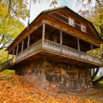 Panevėžyje 1988-ųjų pabaigoje ne tik padvelkė laisvės vėjai, bet ir atsivėrė galimybė pažvelgti į praeitį, kuri ilgus dešimtmečius buvo slepiama ir naikinama. Sąjūdžio žmonės ėmėsi ypatingos misijos – išsaugoti tikrąją istoriją, kurią sovietmečiu įžūliai siekta suklastoti.