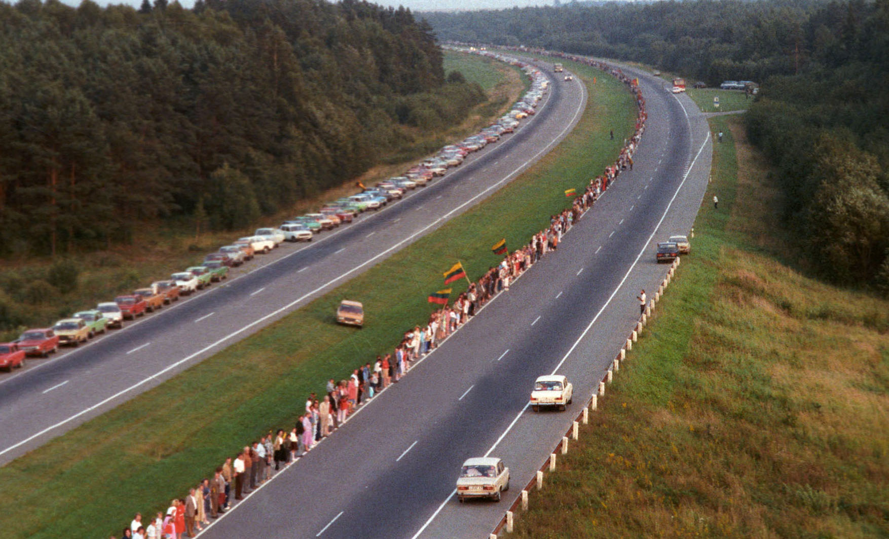 Panevėžio aviatoriai, padėdami žurnalistams fiksuoti įvykius, galėjo iš paukščio skrydžio matyti nusidriekusią gyvąją grandinę. ELTOS nuotr.