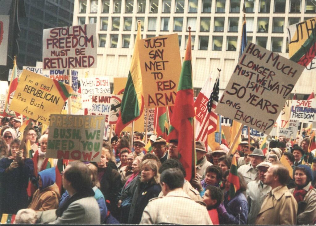 Lietuvių išeivių bendruomenės užsienyje ne tik išsaugojo savo tapatybę, bet ir tapo svarbiausia jėga, visus sovietmečio dešimtmečius išlaikiusia nepriklausomos Lietuvos idėją gyvą. Išeiviai kūrė diplomatiją be valstybės teritorijos, kovojo tarptautinėje arenoje, saugojo kultūrą tėvynės, iš kurios buvo priversti bėgti.