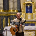 Advento tyloje į Panevėžio Šventųjų apaštalų Petro ir Povilo bažnyčią susirinko tiek žmonių, kad net nebuvo kur prisėsti. Tai, kas turėjo būti jaukus susitikimas su piligrimu, aktoriumi ir rašytoju Juozu Gaižausku parapijos salėje, virto gyvu piligrimystės vakaru po bažnyčios skliautais.