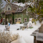 Sniege paskendęs miniatiūrinis lietuviškas kaimas, kuriame galima atpažinti savo tėvų, senelių, prosenelių sodybų grožį – toks kaunietės tautodailininkės Agnės Trikšienės užburiantis miniatiūrinis pasaulis pirmą kartą eksponuojamas Panevėžyje.