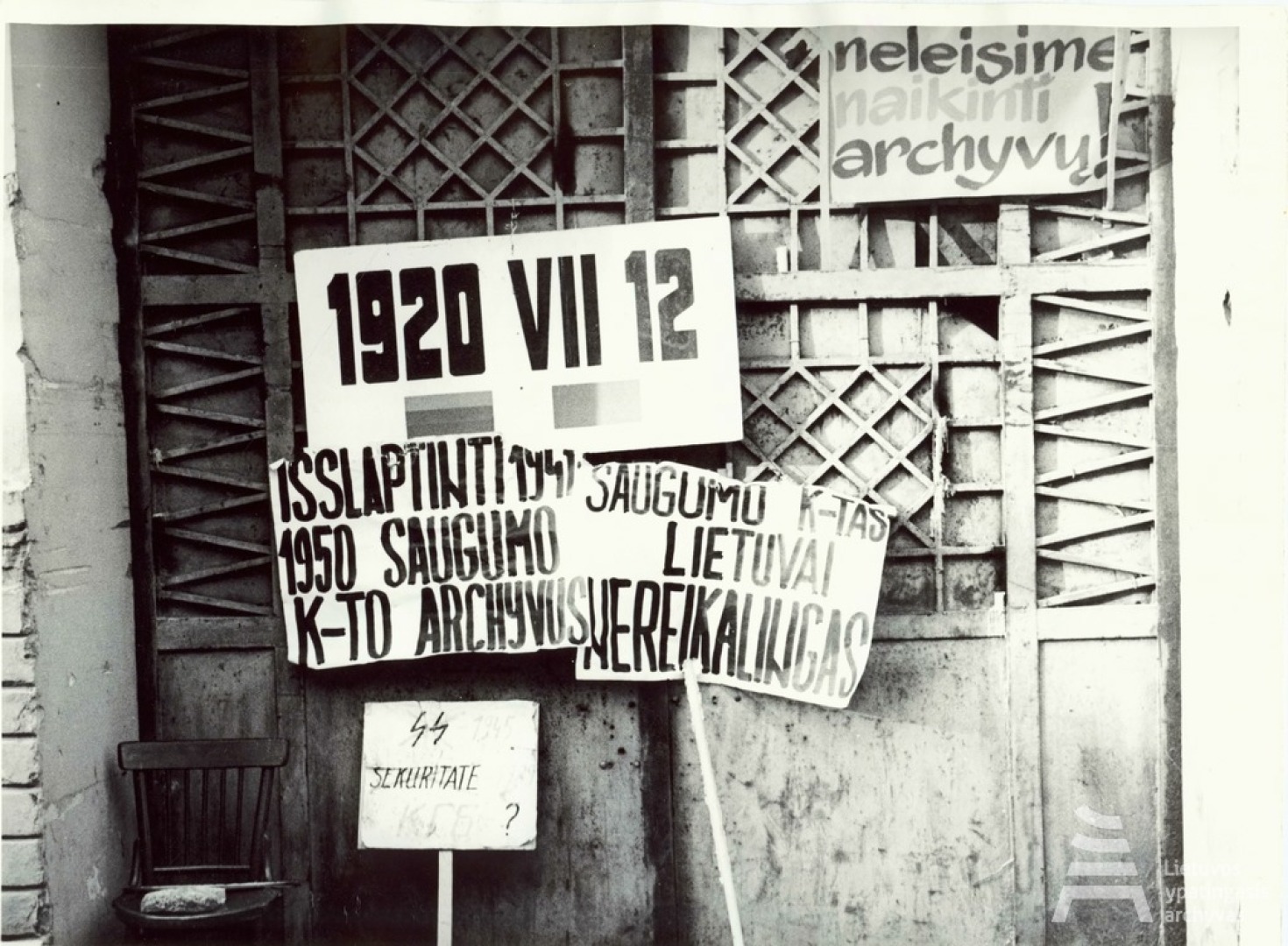 Lietuvos persitvarkymo sąjūdžio piketo prie Lietuvos SSR valstybės saugumo komiteto – KGB – pastato dėl KGB dokumentų išsaugojimo plakatai. 1990-ųjų sausio 30 diena. LIETUVOS YPATINGASIS ARCHYVAS, f. K-1, ap. 46, b. 1322, l. 20-18, 20-19.