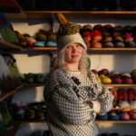 Panevėžietei Gintarei Kriaučiūnienei vilna ilgą laiką buvo tik mamos, garsios tautodailininkės, pasaulis. Tačiau jos netektis, laikas ir meilė pamažu sugrąžino Gintarę prie amato, jų giminėje einančio iš kartos į kartą. Šiandien jai vilna– ne tik rankų darbas ar paveldėtas amatas, bet ir gyvenimo būdas.