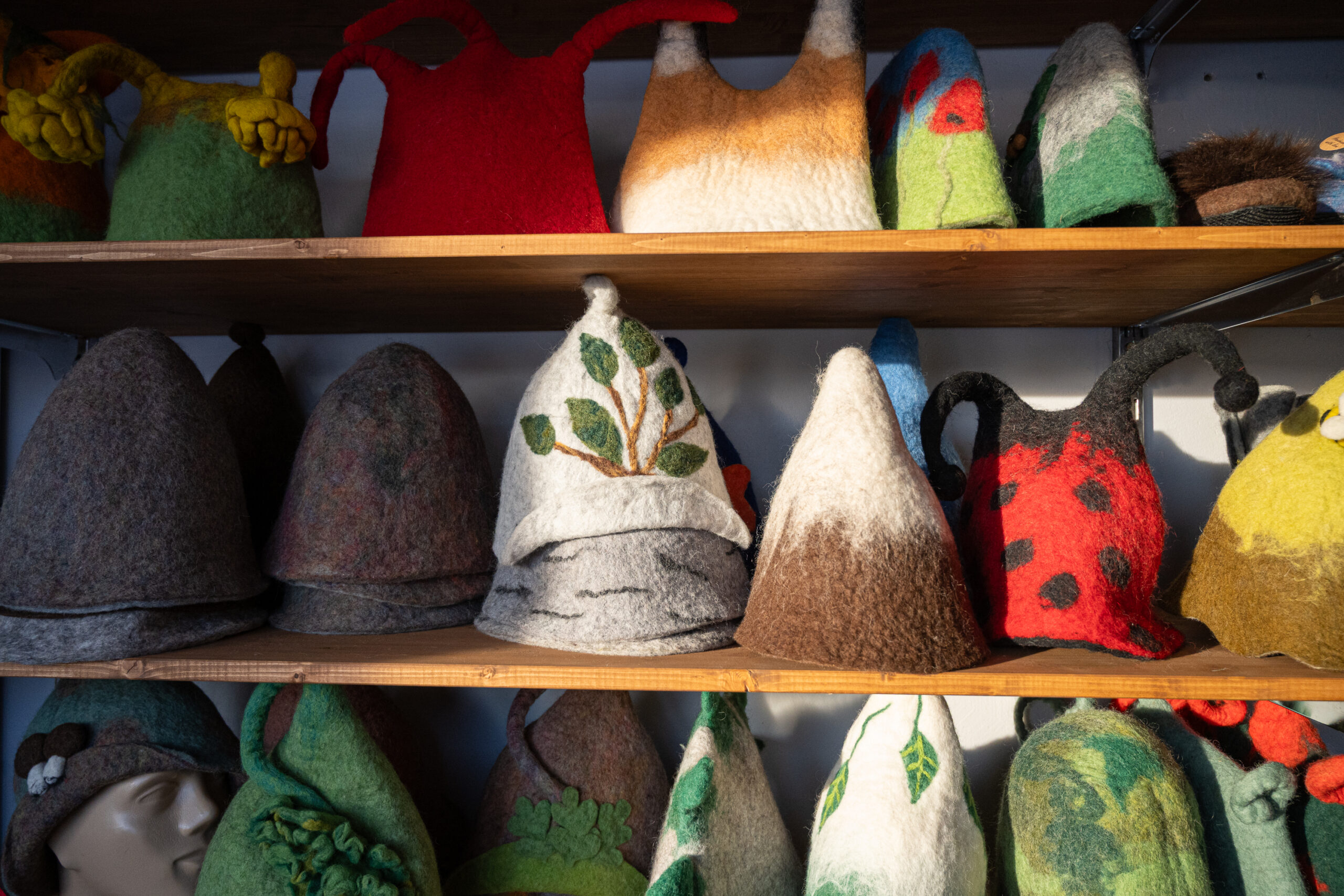 Parko bibliotekoje dar galima spėti apžiūrėti Gintarės Kriaučiūnienės veltinių darbų parodą. P. ŽIDONIO nuotr.