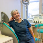 Kai panevėžietė Silvija Andrašiūnienė pradėjo profesinį kelią, dantys buvo plombuojami cementu, gydytojai dirbo be pirštinių ir kaukių, o prie auksinių danties karūnėlių tekdavo stovėti didžiulėse eilėse.