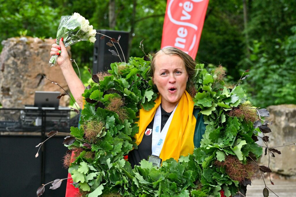 Valstybės atkūrimo dieną Lietuvos prezidentas ordino „Už nuopelnus Lietuvai“ medaliu apdovanos už sportinius pasiekimus geležinę ledi tituluojamą panevėžietę Aliną Rancevą – pirmąją lietuvę, įveikusią dešimtgubą ultratriatloną, net pačių sportininkų pavadinamą sportine beprotybe.