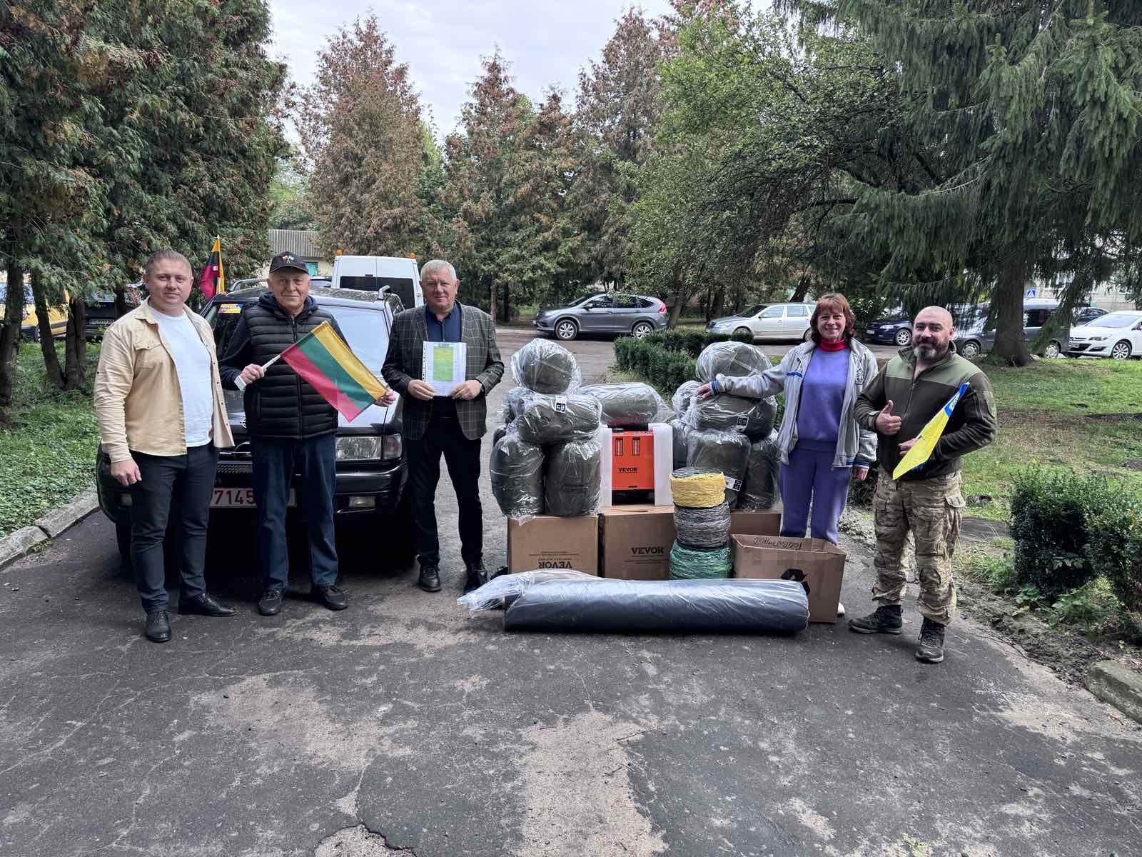 Kiek iš viso paramos jis nugabeno į karo alinamas teritorijas, Eugenijus Vitoško skaičiuoti nebesistengia. P. ŽIDONIO nuotr.