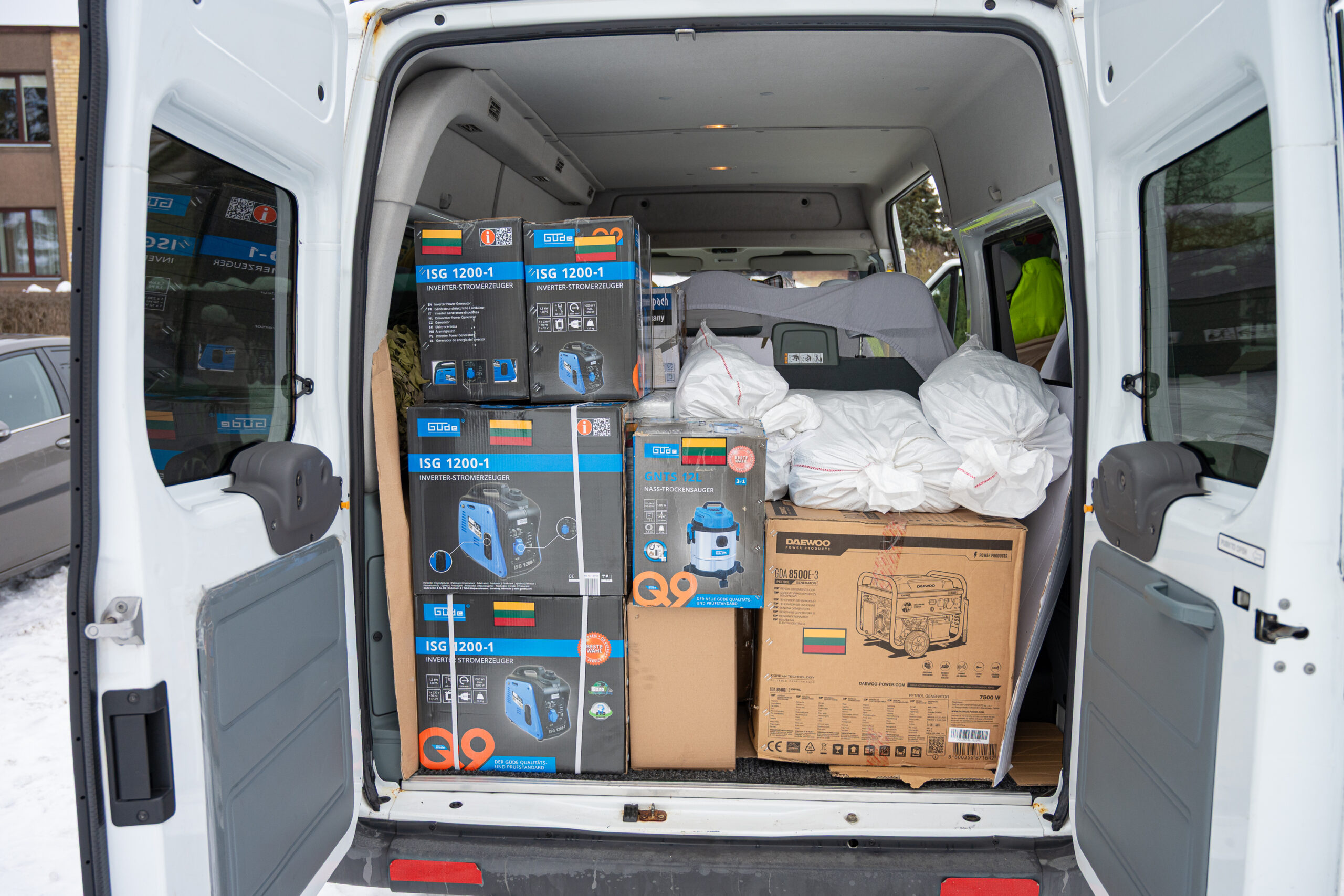 Kiek iš viso paramos jis nugabeno į karo alinamas teritorijas, Eugenijus Vitoško skaičiuoti nebesistengia. P. ŽIDONIO nuotr.