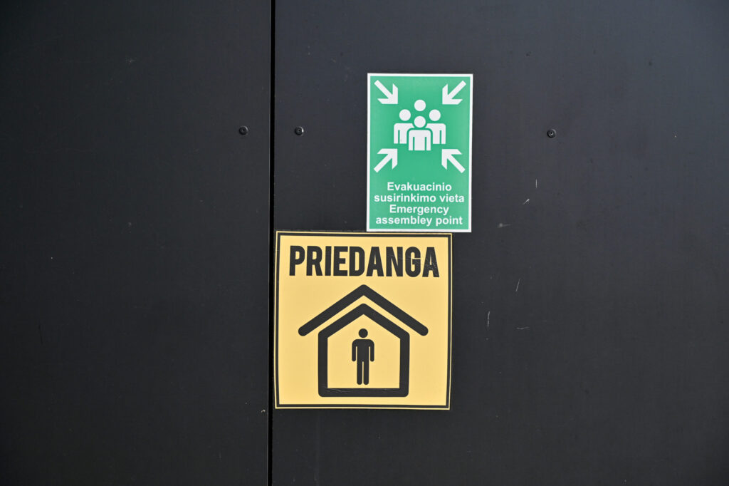 Ukrainoje jau ketvirtus metus vykstant karui, saugumo klausimai Lietuvoje persikelia iš teorinių diskusijų į kasdienius sprendimus. Gyventojai svarsto, kur kilus pavojui būtų galima trumpam pasislėpti nuo apšaudymo, o savivaldybės ieško būdų, kaip pasirengti.