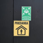 Ukrainoje jau ketvirtus metus vykstant karui, saugumo klausimai Lietuvoje persikelia iš teorinių diskusijų į kasdienius sprendimus. Gyventojai svarsto, kur kilus pavojui būtų galima trumpam pasislėpti nuo apšaudymo, o savivaldybės ieško būdų, kaip pasirengti.