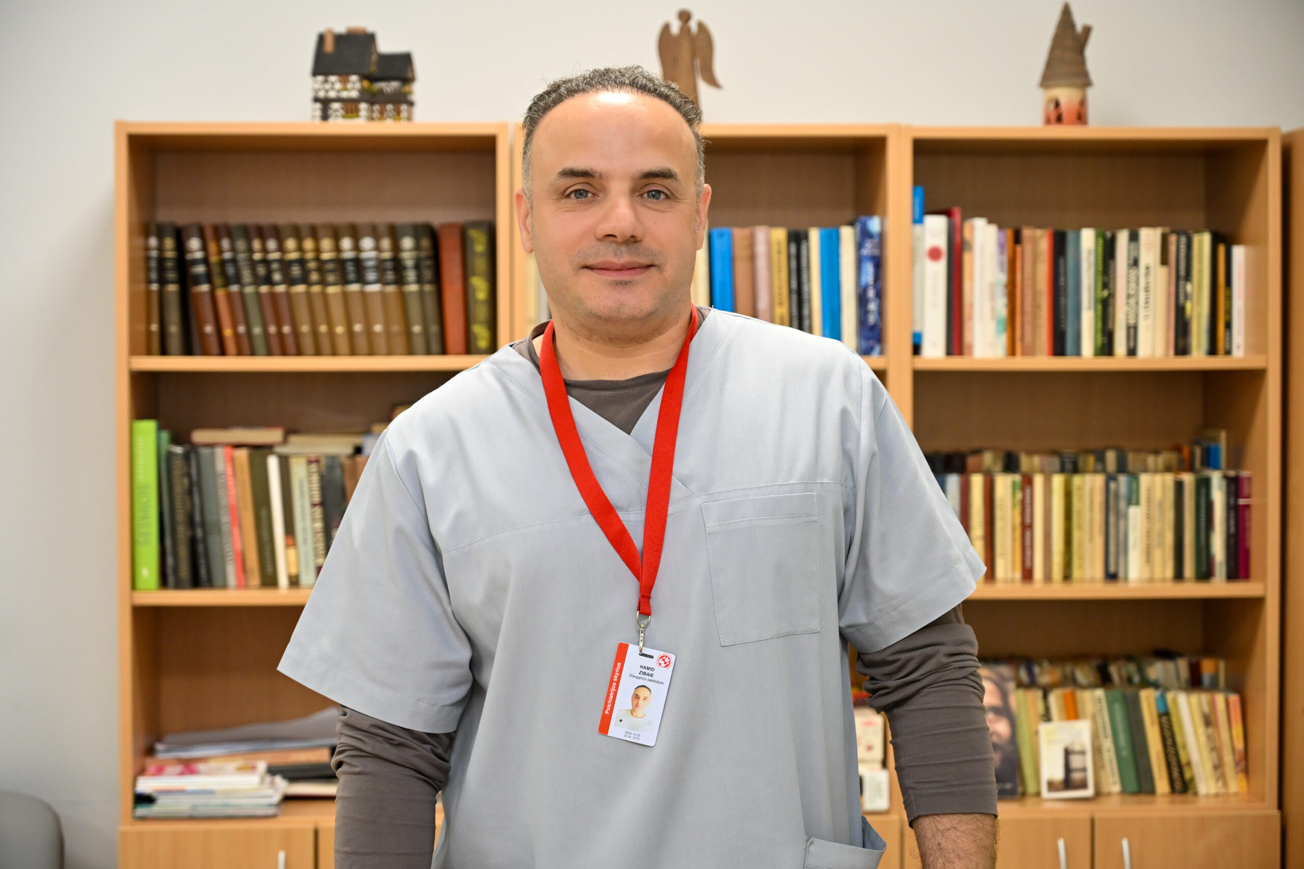 Gyvenimas svetimoje šalyje, ypač kai ją nuo gimtosios skiria kultūra ir religija, niekada nėra lengvas. Ką reiškia palikti gimtinę dar paauglystėje ir atsidurti visiškai kitokioje aplinkoje, iš Irano kilęs Hamidas Zibaie žino iš asmeninės patirties – iš tėvynės jis išvyko būdamas vos septyniolikos.