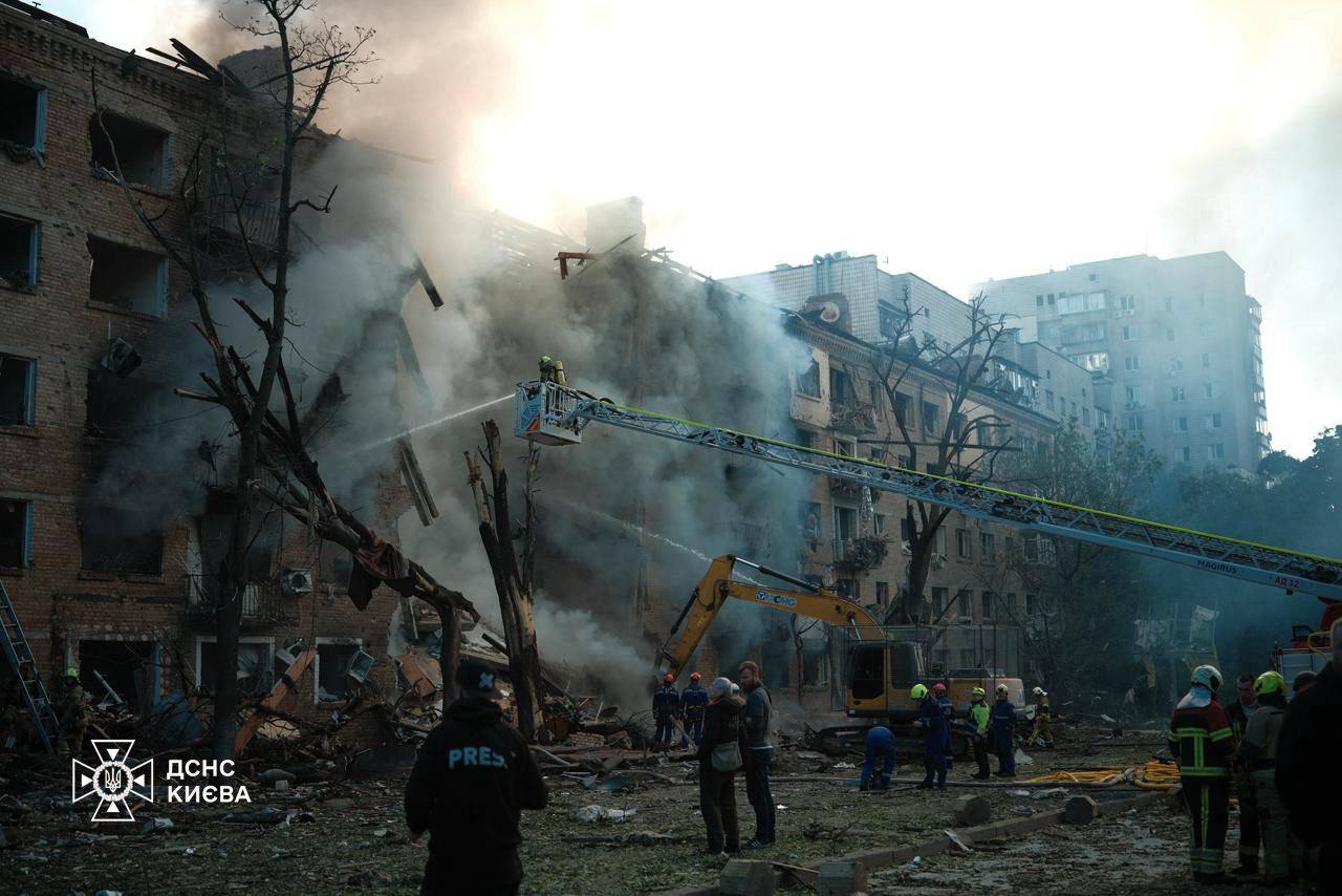 Kyjivas po vienos žiauriausių rusų atakų per visą karo istoriją gegužės 24-ąją. UKRAINOS VALSTYBINĖS NEPAPRASTŲJŲ SITUACIJŲ TARNYBOS nuotr.